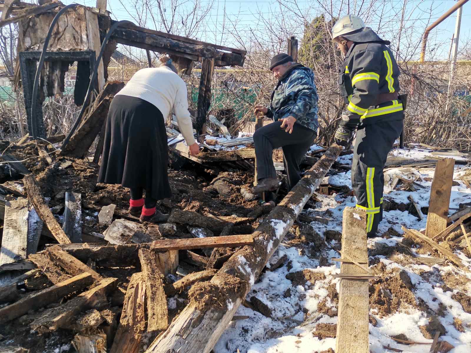 На Донетчине спасатели спасли мужчину из-под завала